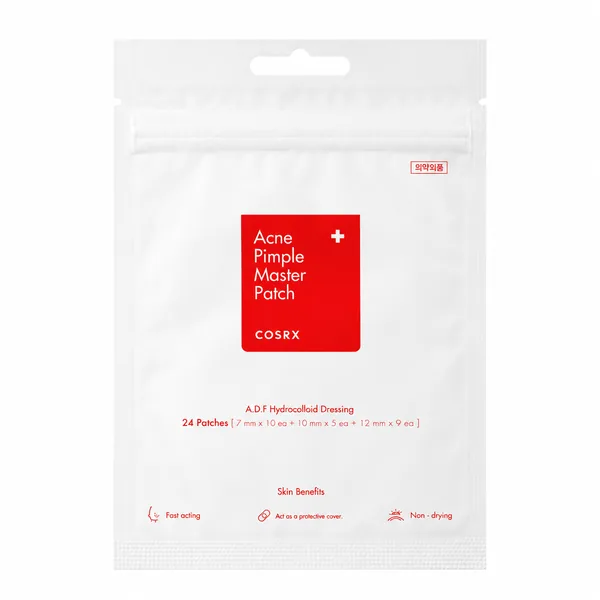 COSRX Acne Pimple Master Patch, sobre cerrado con 24 parches sobre fondo blanco